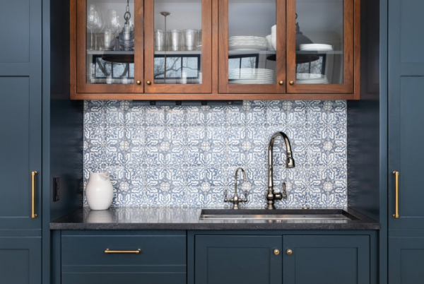 Dapur dengan backsplash berbentuk mosaik yang menarik